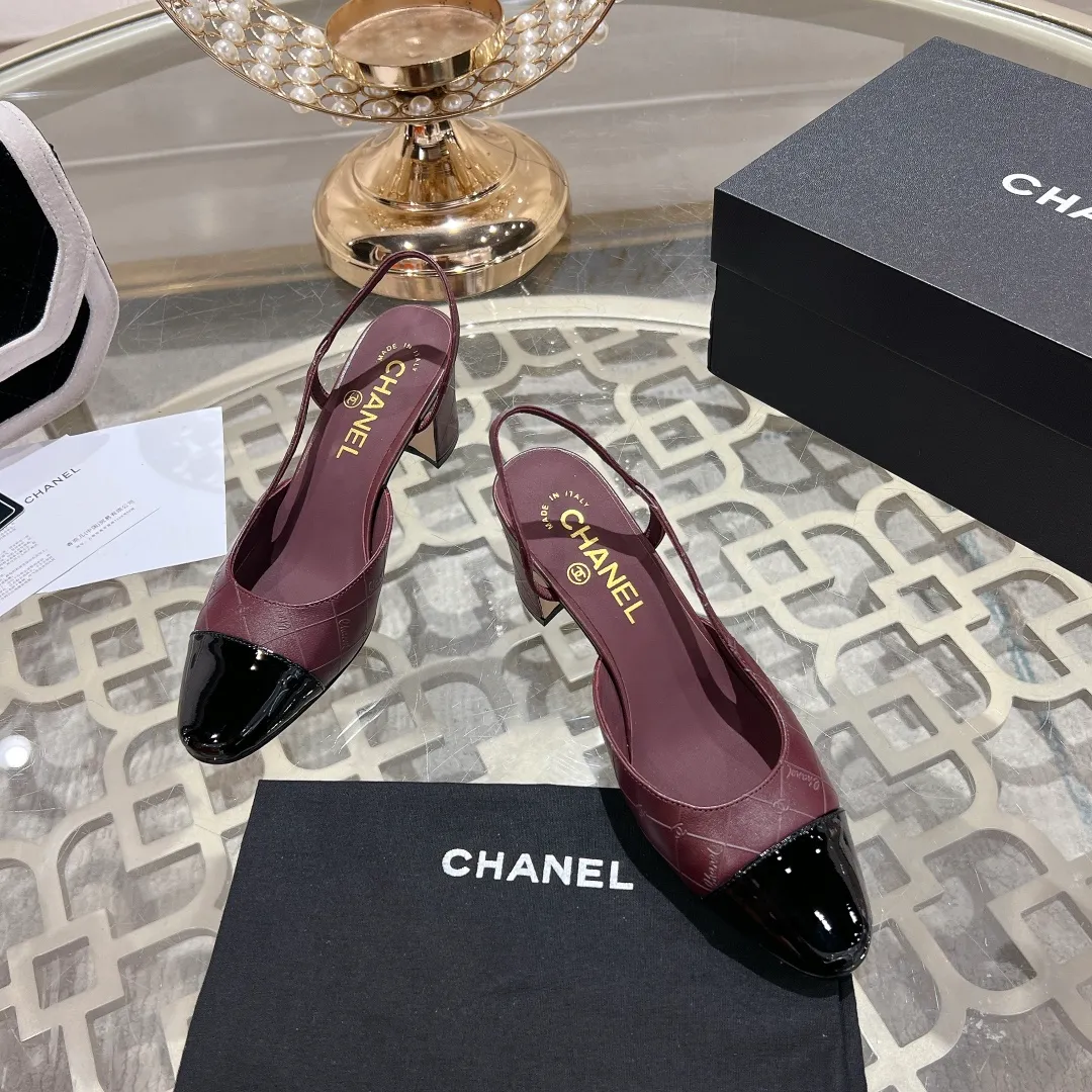 👟👟Ex-factory price 540👟👟 CHANEL Xiangjia 24vs spring and summer new fashion sandals series... Chanel is a very comprehensive noble fashion lifestyle brand. The same models are sold by major fashion bloggers and celebrities in Hong Kong, the United States, and other countries. They are simply beautiful. I fall in love with elegance and the playful sense of the future. I want to own them right away just by looking at them. But you can really think about a pair of exquisite high heels. This series is specially designed for extraordinary and indifferent ladies to create a unique overall effect. CHANEL designs products that inspire women to move forward and highlight their charm... 1️⃣Material: Original customized patent leather + imported sheepskin 2️⃣Inner lining: Original customized imported sheepskin 3️⃣Feet: Original customized imported sheepskin 4️⃣Outsole: Genuine leather sole imported from Italy 5️⃣Heel height: 2.5cm/6.5cm/9cm 6️⃣Number: 34-43 (34.40.41.42.43 customization is not returnable) 7️⃣Packaging: The latest and exquisite full set of packaging at the counter